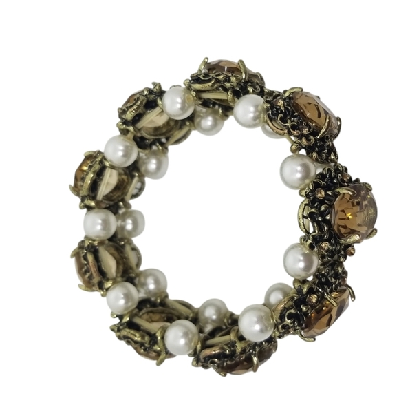 VINTAGE ORNATE GOLDTONE, AUSTRIAN CRYSTAL & FAUX PEARL STRETCH BRACELET - Picture 6 of 7